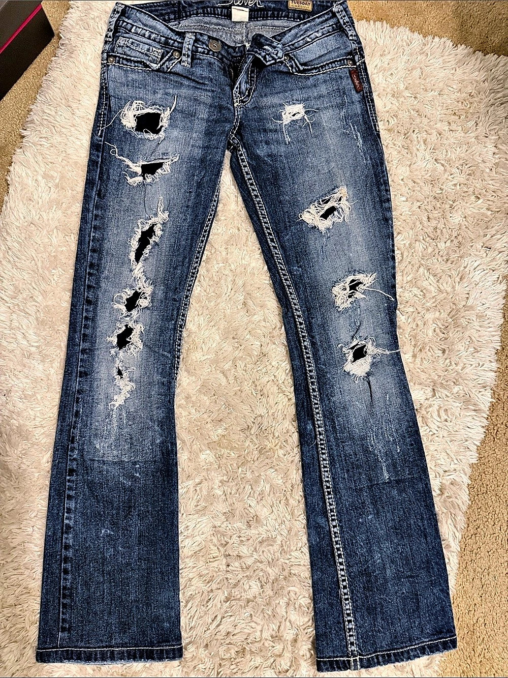 Silver Jeans Co. Tuesday Low Rise Slim Bootcut Jeans. Blue Waist 26/L33